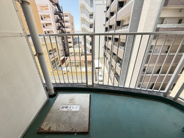 バルコニー付きのお部屋で、外の空気を感じながら気分転換できる空間です。晴れた日は洗濯物もしっかり乾かしやすく、都市部にありながら開放感を感じられるのも魅力。外の空気で気軽にリフレッシュできます。