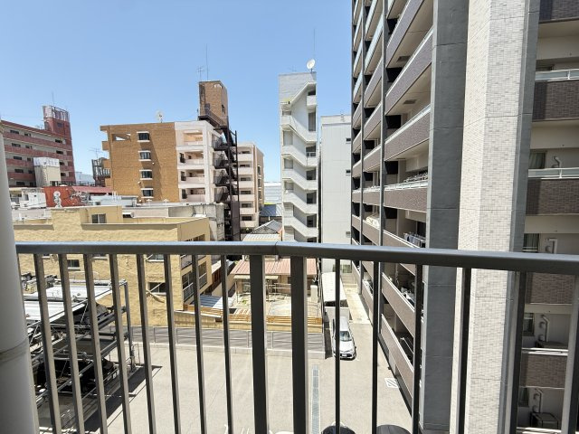 バルコニーからは周辺の街並みを見渡すことができ、都市部らしい景色を感じながら生活できる眺望です。空が広く感じられるため圧迫感も少なく、晴れた日は気持ちよく洗濯物を干せそう。
