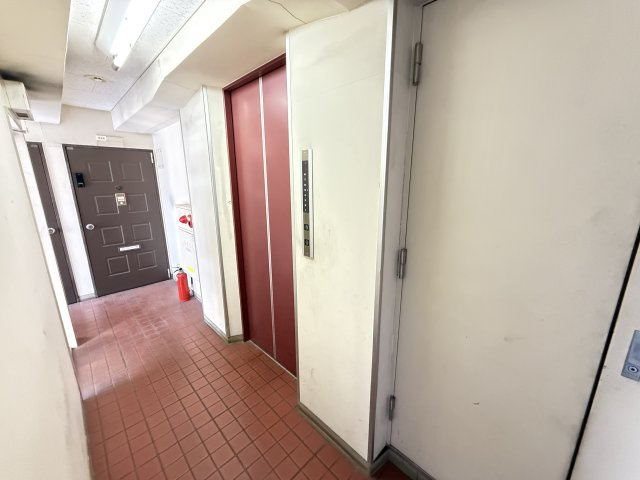 共用部分にはエレベーターが設置されており、荷物が多い日や暑い時期でも移動がしやすい環境です。ワンフロアごとの移動負担を軽減できるため、日々の暮らしも快適。忙しい毎日にも嬉しい便利な設備仕様です。