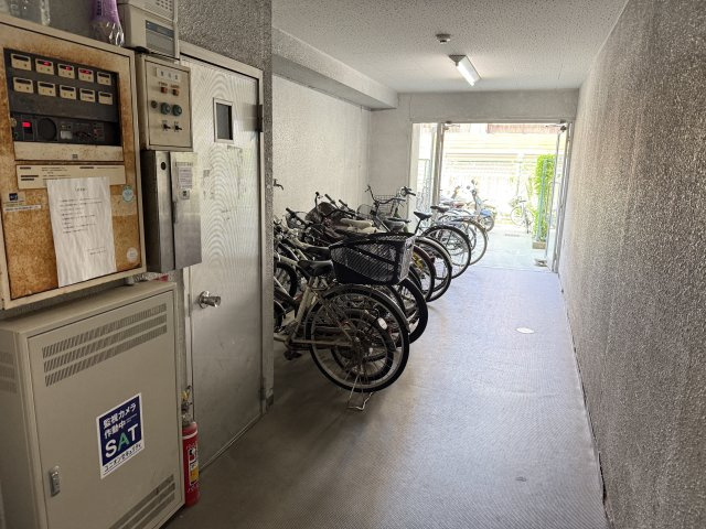 敷地内には駐輪スペースが確保されており、通勤・通学やちょっとした買い物にも自転車を活用しやすい環境です。建物内に配置されているため、雨の日でも利用しやすい点も嬉しいポイント。