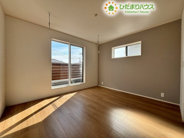 2面採光で明るい光が差し込む主寝室にぴったりな洋室です!ダブルベッドを置いても十分な広さがあり、一日の終わりにゆったりと寛げる落ち着いた雰囲気です♪朝も心地よい日差しでスッキリ起きられます!