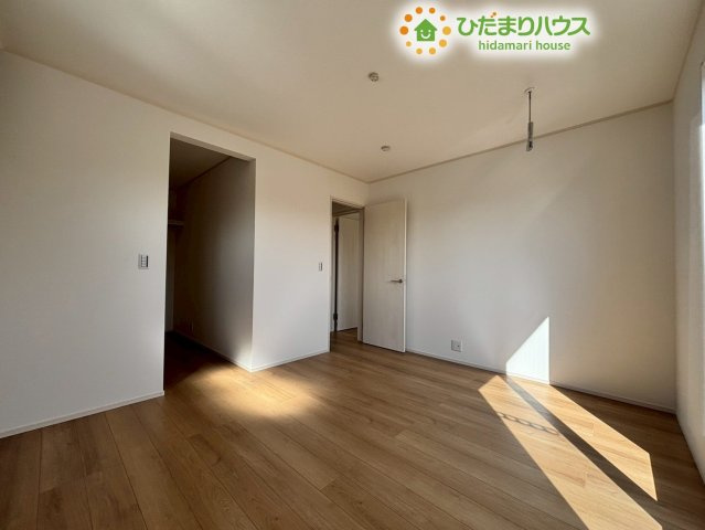 洋室の別角度からのカットです!端正な間取りで家具のレイアウトがしやすく、テレビボードやチェストなどもすっきりと配置できます♪木の温もりを感じるフローリングが、心落ち着く空間を演出しています!