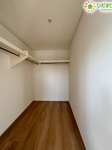 主寝室に隣接した大容量のウォークインクローゼットです!お洋服をハンガーに掛けたまま大量に収納できるほか、足元には衣装ケース、上部にはバッグや帽子なども綺麗に整理してディスプレイ収納できます♪