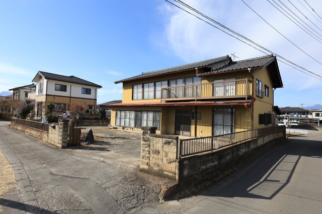 隣家との距離が十分に保たれた開放的な角地。　一日中たっぷりと注ぐ陽光が、リビングだけでなく庭の隅々まで明るく照らします。
