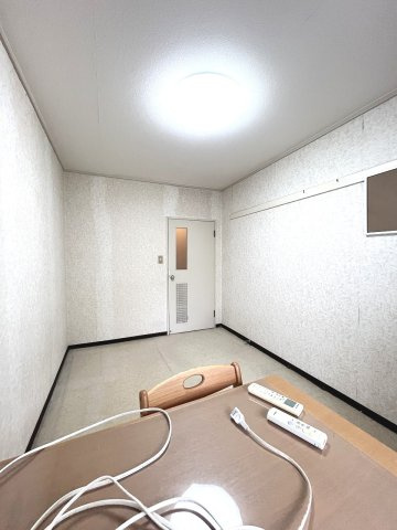 南側洋室は明るい陽射しが差し込み、在宅ワークや趣味の時間にもおすすめの心地よい空間です。