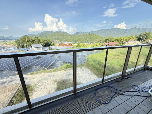 バルコニーからは山並みを望む爽やかな景色が広がり、四季折々の自然を楽しめます。心地よい風を感じながら過ごせる贅沢な空間は、洗濯物を干すだけでなく、憩いのひとときにも最適。開放感あふれる眺望が魅力です。