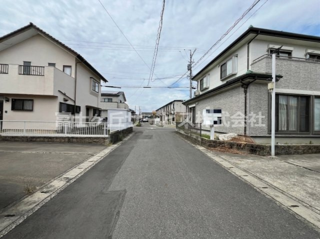 前面道路含む現地写真です