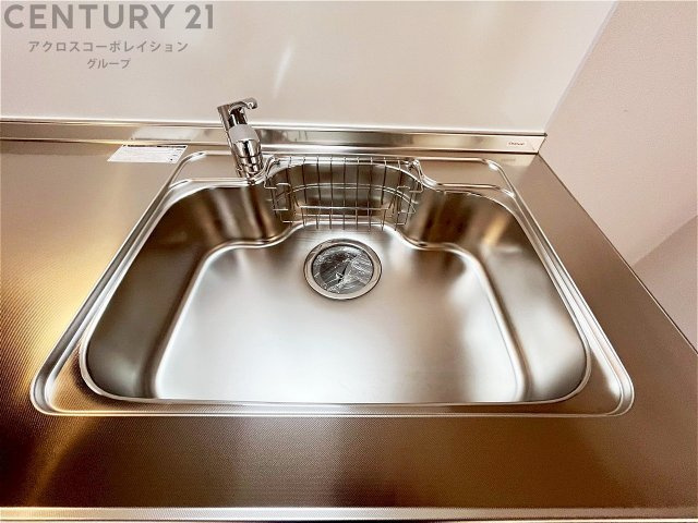 大きなシンクでお鍋などの大きな調理器具を洗う際にも便利です。　