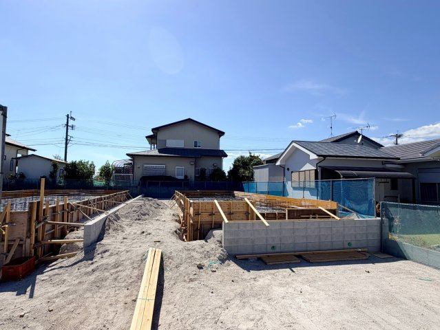 かえるホームの新築2階建て建築予定地。収納充実で家族構成やライフスタイルに合わせやすく嬉しい間取り。快適な住空間を実現。無理のない価格で、毎日帰りたくなるマイホームをお届けします。