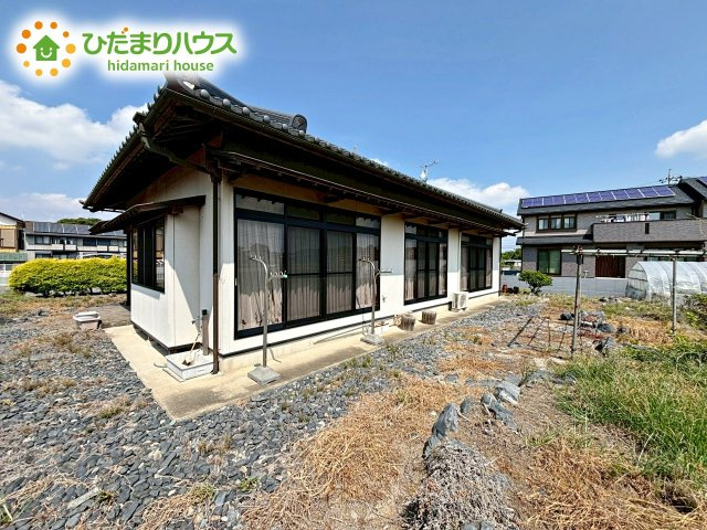 明るい光が差し込む開放感あふれる住まいです。