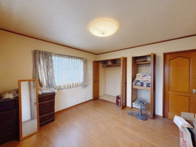 ■洋室｜ダブルベッドを置いても充分な広さを2Ｆのお部屋に設けております。お子様と家族みんなで寝るのも夢じゃありません♪窓からは光が差し込むので日中でも明るいお部屋です。