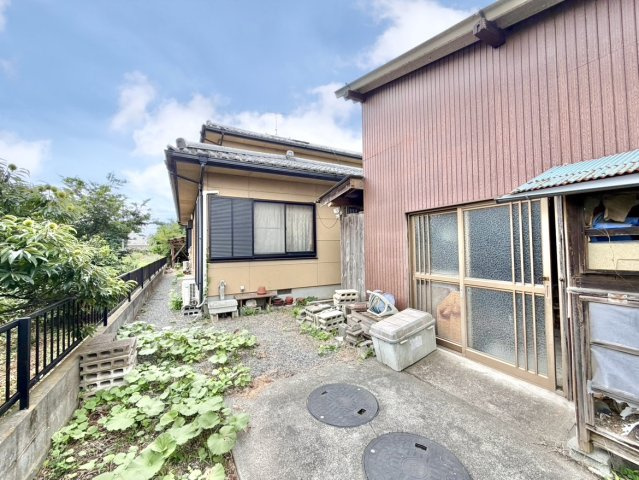 ■外観｜敷地内に物置がございます。収納はもちろん、天候に左右されず作業できる趣味スペースとしても活用が可能です♪