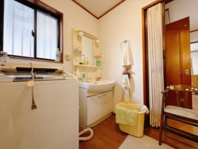■洗面室｜洗濯機を置いてもゆとりある広さの洗面脱衣室です♪大きな鏡と使いやすさがいっぱいの洗面化粧台。お手入れ簡単でいつもキレイに(*^^*)