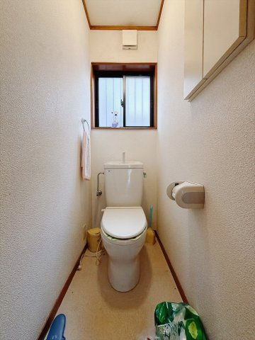 ■トイレ｜自然光が入る落ち着いた空間です。ついつい長居してしまいますね♪