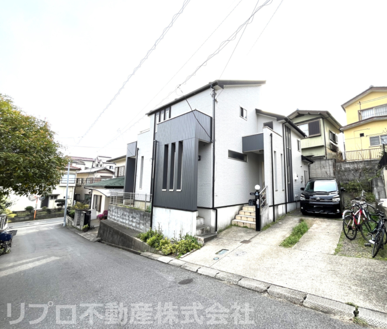 車2台、バイク、自転車が置けます。車種により車3台も可能です