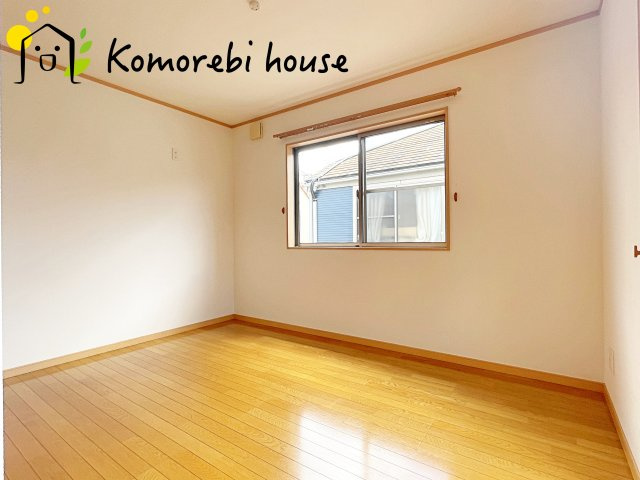 落ち着いた色調の寝室です