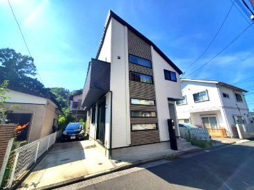 敷地面積は約30坪。カースペースは2台分を確保しており、ご夫婦での車利用や来客時にも安心です。