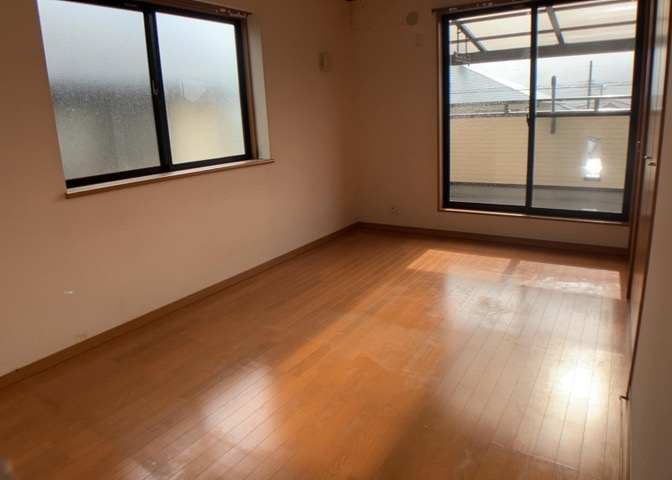 洋室のメリットは重い家具が置きやすく、身の回りが整理しやすいことです。　床がフローリングのため畳とは異なり凹みにくいです。　クローゼットなど収納が豊富で、普段使わない旅行カバンや服の整頓も簡単にです。