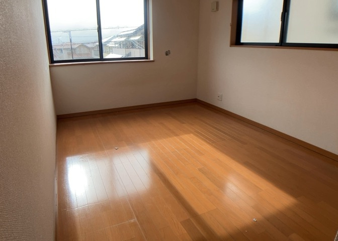 寝室でゆっくりと過ごすためにはベッド周りの適度な空間を担保することや窓の位置、照明の明るさ、寝室の広さなどを考える必要があります。自身や家族の構成とライフスタイルに併せて寝室にする部屋を選びましょう！