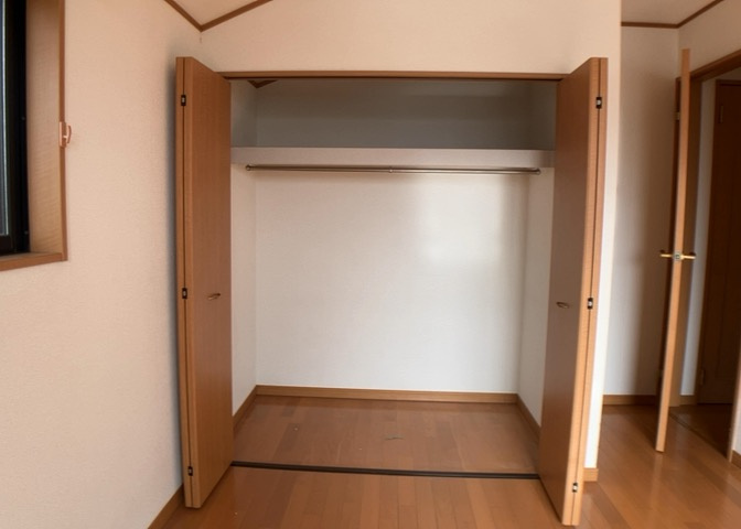 デザイン性を重視しすぎて収納が少なかった！なんてことにならないため、事前に現地で収納の数を確認しておくことをお勧めします。クローゼット以外にも床下収納や屋根裏収納、パントリーなどもチェックしましょう。