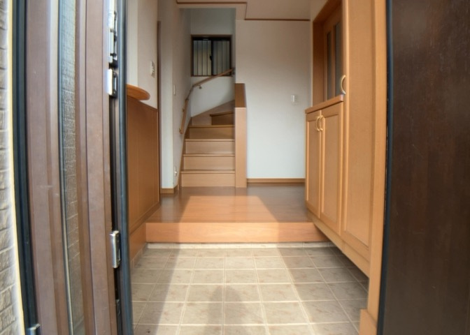 玄関は家の顔でもあり、家族以外の目にも止まる場所です。玄関は外との間を仕切る扉、靴などをしまっておく収納スペース、靴脱ぎのたたきスペース、来客とのやり取りをするドアホンなど複数のアイテムからなります。