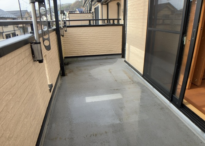 バルコニーは、室外の専用スペースのうち、「屋根がなく開放された空間」であるものを指します。ベランダより広いタイプのものが多く、日当たりもよいため家庭菜園などを楽しみたい人にとって適した環境となります。