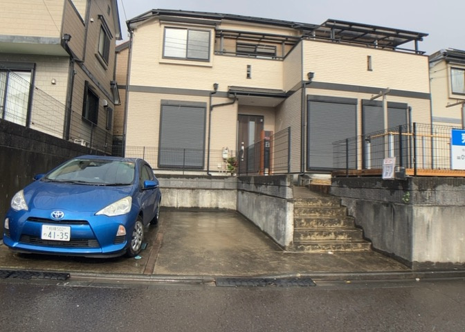 駐車場と明記されていても、最小スペースでつくられた駐車場だと大型車は駐車できなかったり、出入りしにくくなったりする可能性があります。お車のサイズと購入したい物件の駐車場のサイズを現地で確認しましょう。