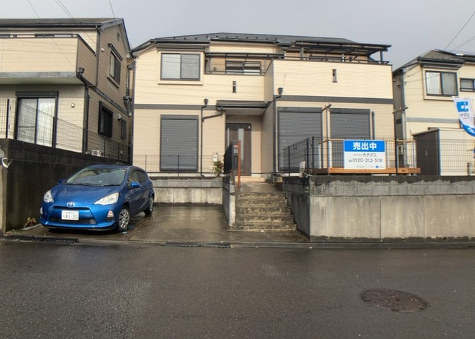 住宅用の土地では前面道路に2m以上接していなければならないと法律で定められています。しかし、お持ちの車のサイズやライフスタイルなどにより、2mでは利便が悪い場合もございますので、事前に確認しましょう。