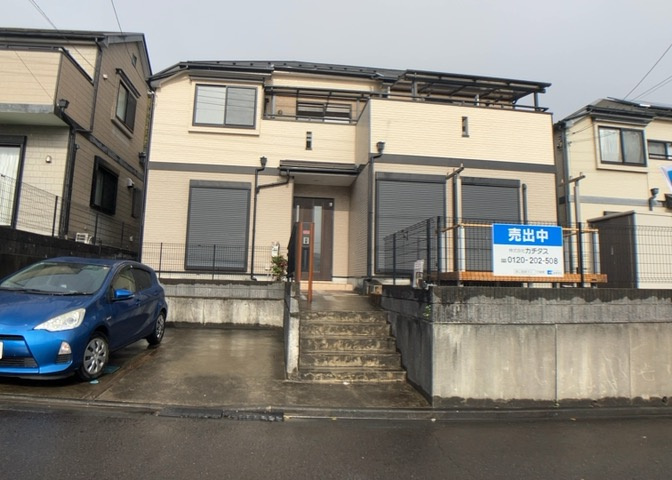 現地に行くなら、物件の周囲の地形がどうなっているかを見ることも大切です。周辺より低くなっている土地では、大雨などで水が集まりやすいため、地盤が弱くなっているということも考えられるため、注意が必要です。