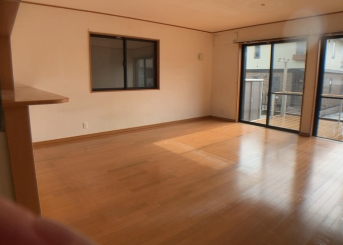 L型アイランドタイプは、キッチンからダイニングにもリビングにも目が行き届くので、とても使いやすい配置です。L字型独立タイプは、キッチンを独立させてるためLDKというよりもLDといった様なイメージです。