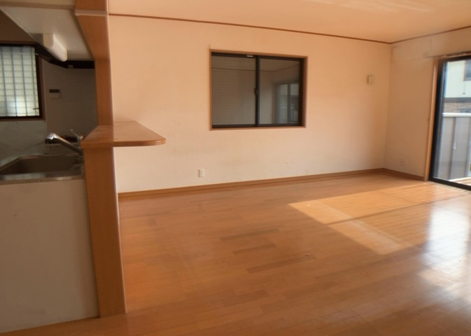 ダイニングは、食事や家族の団らんスペースとしてだけではなく、ほかの用途としても使用することができます。ダイニングテーブルを置き、食事のためのスペースを作ることでリビングとの差別化を図ることができます。