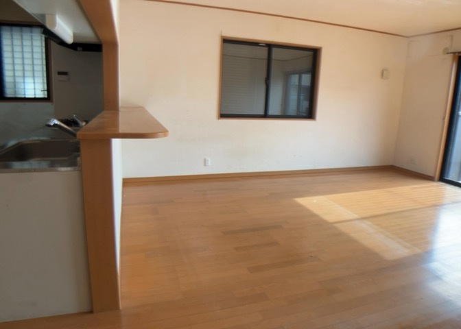 ダイニングにはダイニングテーブルセットなどを置くことが多く、間取りにおいて「D」と略記されますが、食事を作るときの作業場として使用したり、朝食を食べたりするときだけに使われるケースも少なくありません。