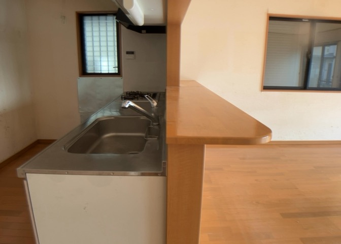 DKの物件でも広く見せたい方は、ダイニングスペースを広く使えるように工夫しましょう。低めのダイニングソファを置くと、家具の圧迫感が減り、広く見せることができ、ダイニングをリビングのように使用できます！