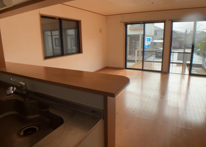 ダイニングとキッチンの間を扉や壁などで仕切らず、一体化させた間取りです。キッチンカウンターがついている物件ならば、食事をキッチンカウンターで取ることで、ダイニングスペースをリビングとして使用できます。