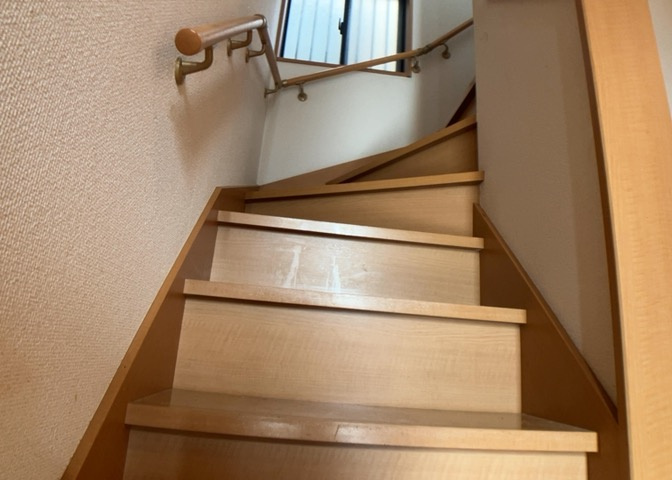 限られた敷地面積の場合、収納スペースを狭くして居室スペースを広く取ろうとすると、収納スペースがなくて困ることがあります。見学の際に各部屋に収納スペースがあるか、収納を置く場所はあるのか確認しましょう。