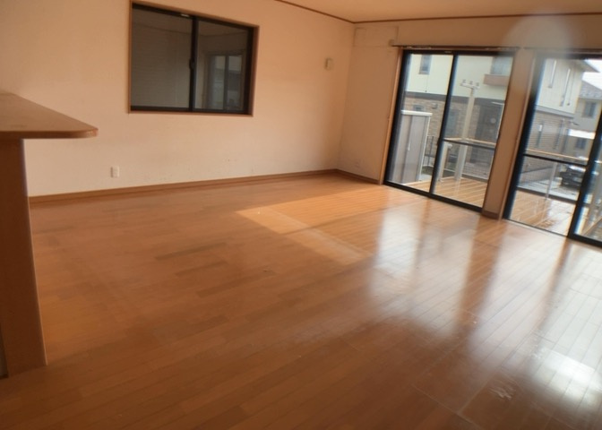 直線タイプはLとDKを一直線に並べた形で対面キッチンのタイプです。一般的なのでよく見かけるかもしれません。直線タイプに似た直接アイランドタイプは、キッチンとダイニングの間に壁がない分広く感じられます。