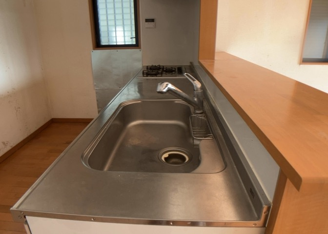 標準的なシステムキッチンの横幅は、165cm～300cm程度です。2100・2400・2550・2700などミリ単位で表記されます。普段どのように料理をするのかを想定しながら合ったサイズを選びましょう