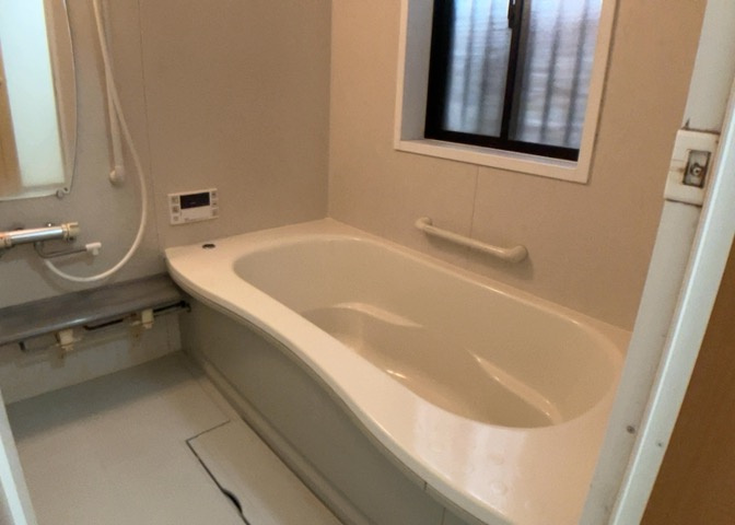 入浴時の快適さも大事なことですが、綺麗な状態を維持できなければ気持ちよく入浴できません。毎日の掃除が楽という点は大事なポイントになります！カビが生えにくく掃除がしやすい、壁や浴槽を選ぶといいでしょう。