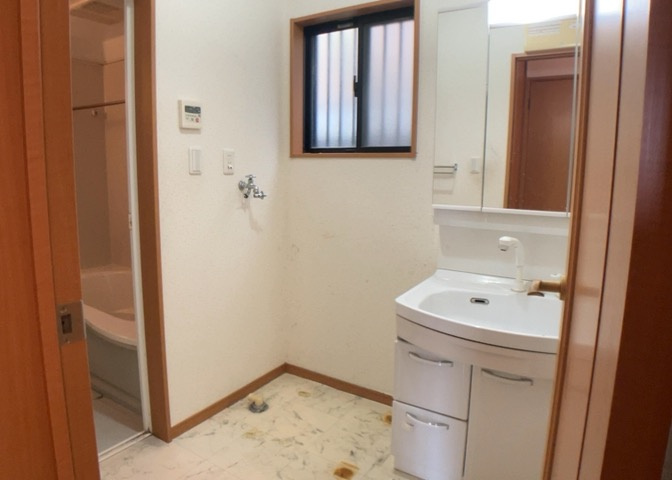 多くの戸建て住宅で見かける洗面脱衣所は、洗面台と洗濯機が2畳ほどのスペースに並べられていて、洗面所が脱衣所を兼ね備えている間取りが一般的です。お客様が利用することもある、パブリックな空間でもあります。