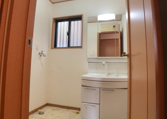 洗面化粧台では顔を洗ったり、身だしなみを整えることが本来の使い方ですが、用途によっては洗面化粧台に求められる機能が違ってくるため、ご自身や家族のライフスタイルに合ったものを選ぶことをおすすめ致します。