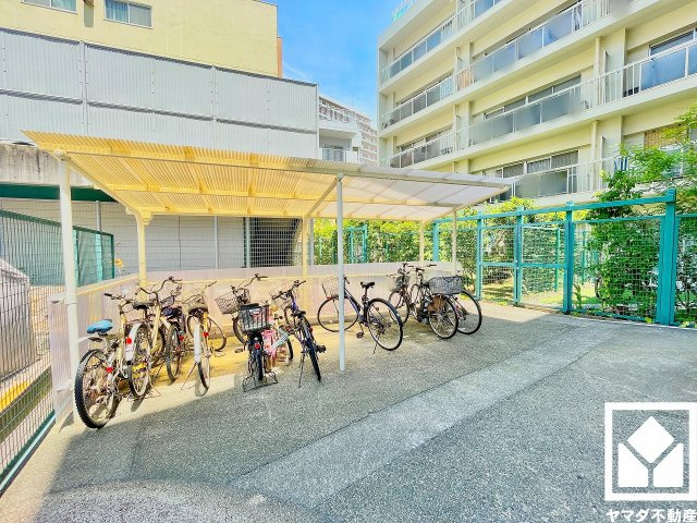 屋内駐輪場なので、雨や日差しの影響を受けにくく、大切な自転車の保管にも便利です。