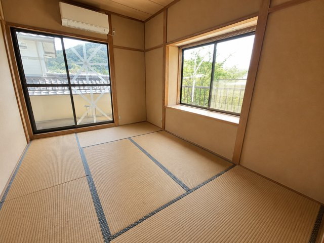 落ち着きのある和の空間が広がる2階和室です。大きな窓から自然光が差し込み明るく開放感のある室内に。窓越しには緑を感じられゆったりとした時間を過ごせます。客間や趣味部屋子供の遊び場として活用する一室です