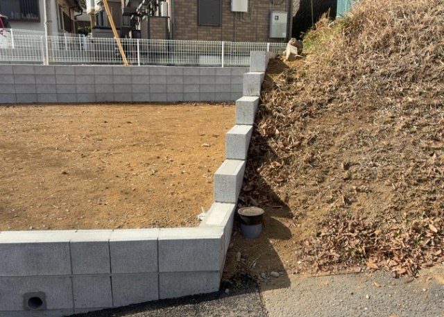 土地の形が極端に長細かったり、狭小地、あるいは道路との高低差がある傾斜地だった場合、後々売ろうとしても買い手がつかない場合もあります。後々、売却することになった時に価値の下がらない土地を選びましょう。