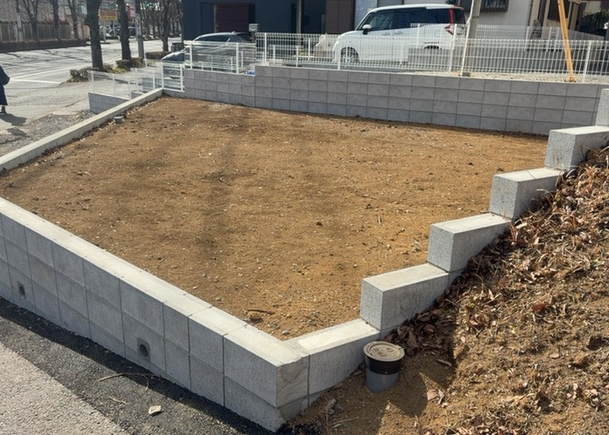 土地の面積＝住宅面積ではありません。建ぺい率の問題などで、土地のある場所によって住宅を建てられる面積は限られています。高さもしかり、「土地」という言葉の中には、建築条件も含まれると考えておきましょう。