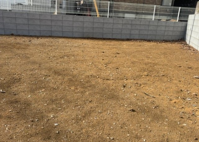 家を建てる場合、方位は要チェックです。現実的に日当たりのよい家ならばリビングは南側、建築基準法でも北側に当たる家への配慮は求められています。土地を見学に行く際は、方位磁針を持って行くようにしましょう。