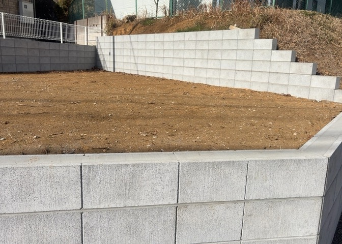 土地を買う際、住む地域の自治体や福祉の補助制度にも注目してみましょう。子供や老人の医療補助やゴミ出しのルールなど、自治体によってルールに大きな違いがあるため、暮らしやすい土地で判断するとよいでしょう。
