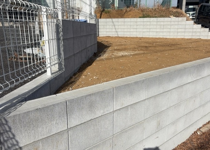 土地の前の道路に消火栓が設置されていることがあります。この場合、道路交通法第45条第1項により、駐車禁止の場所が指定されています。そのため、車庫などの駐車スペースをつくることができない場合があります。