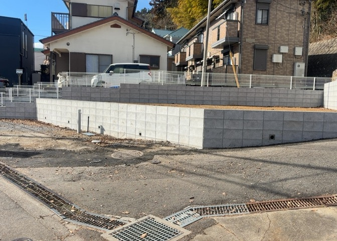 土地購入を検討されている場合、境界杭がない状態で購入してしまうと境界確定測量をする必要があり、費用がかかります。購入の前に、売主、隣土地所有者立ち合いのもと境界を確定し境界杭を設置するのがベストです。