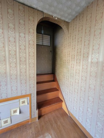 玄関（中二階）から2階への階段