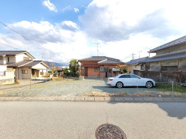 101坪の広々敷地が自慢のご住宅です。
